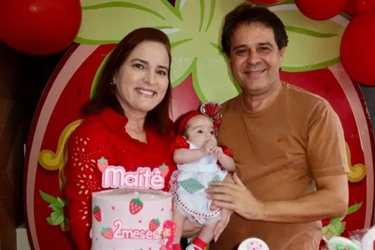 Cristiane e Evandro Leitão festejam os dois meses da neta, Maitê