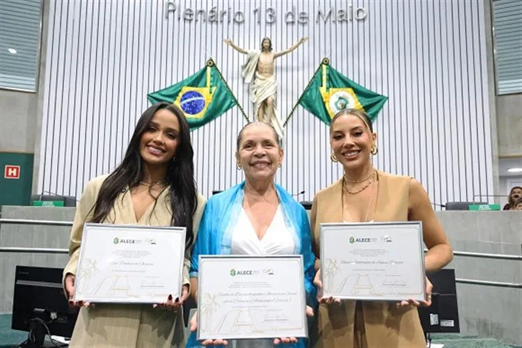 Edisca e as bailarinas Renata Saldanha e Eva Pacheco são homenageadas pela Alece