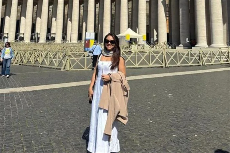 Carla Lobato vivencia momento de fé no vaticano
