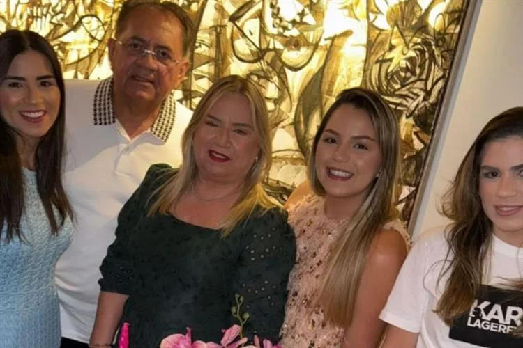 Hilea Marques recebe o carinho da família por sua nova idade