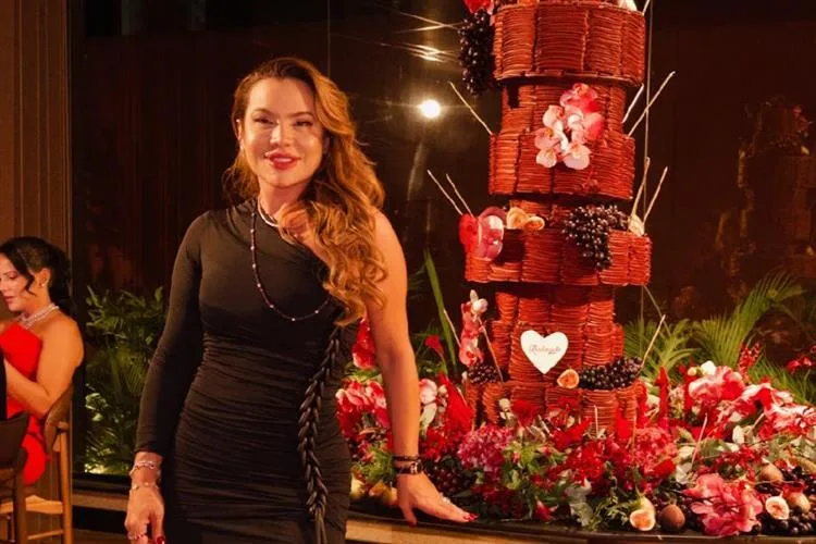 Risângela Lima é surpreendida em um B-Day com muito frisson