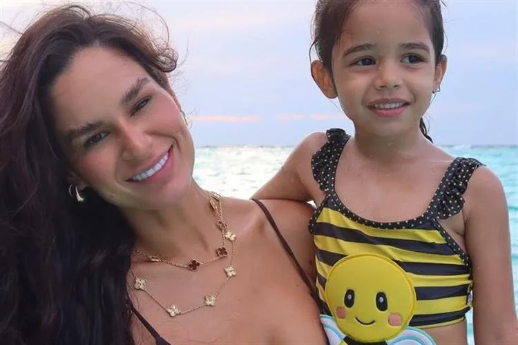 Pâmella Holanda registra momentos ao lado da filha Mel em temporada nas Maldivas