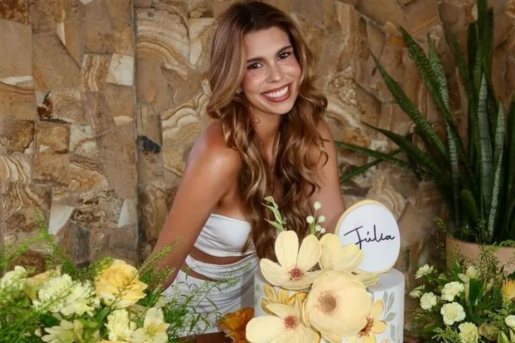 Julia Pinto comemora nova idade com muito glamour