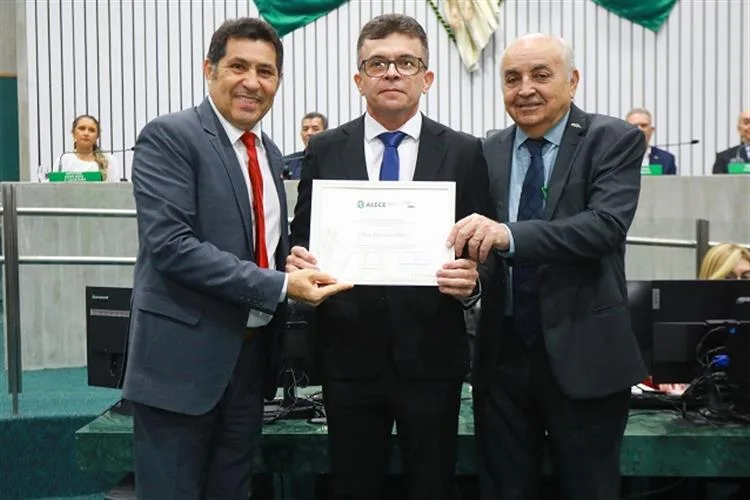 Elias Leite é homenageado pela ALECE