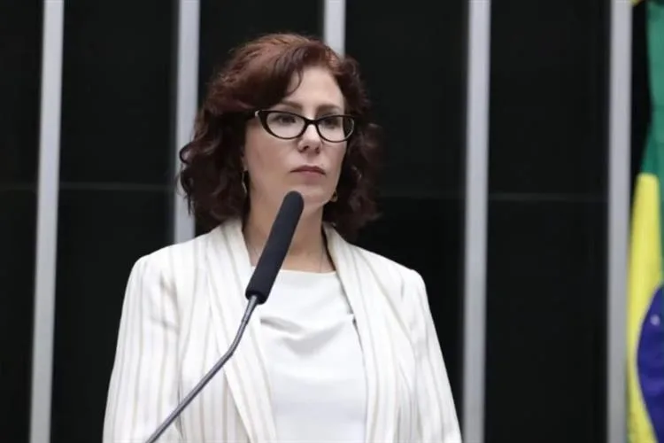 Alexandre de Moraes determina prisão preventiva de Carla Zambelli