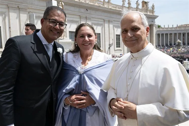 Casal que mora em Fortaleza se encontra com o Papa Leão XIV em Roma