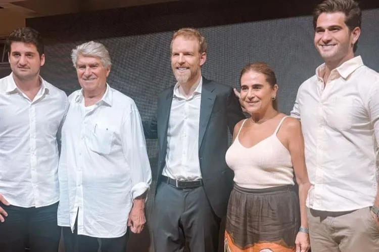 Patrícia Macedo celebra a nova idade em evento sob comando do pesquisador Oliver Stuenkel