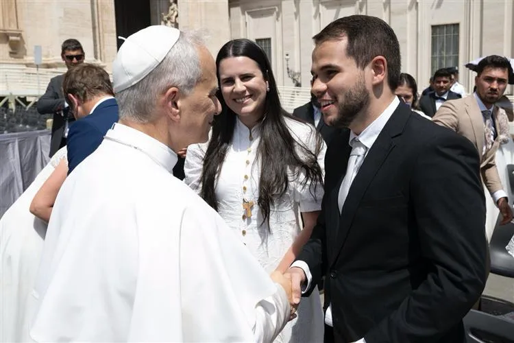 Recém-casados do Shalom recebem bênção do Papa Leão XIV
