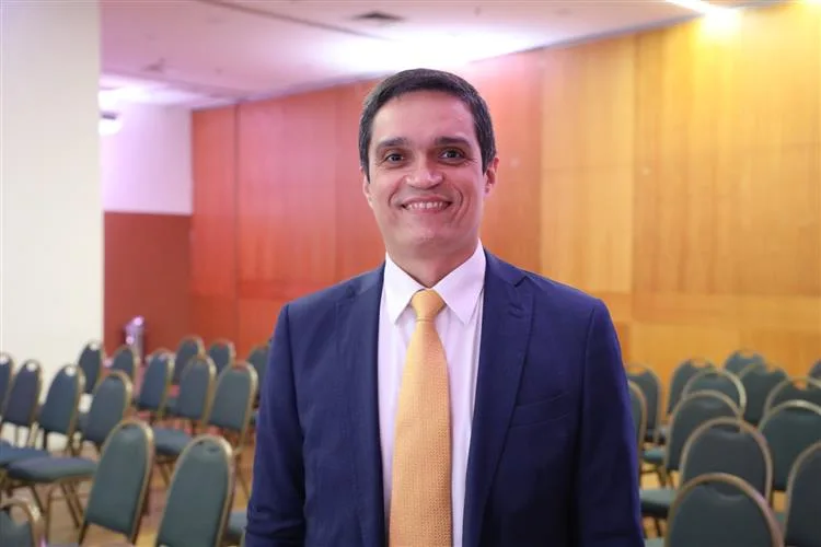 Denis Bezerra recebe a Medalha Confederação do Equador, em Quixeramobim