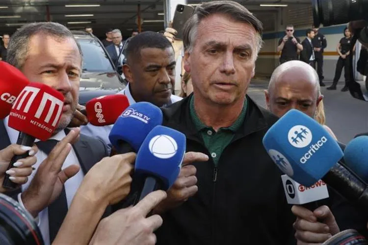 Bolsonaro afirma que deu R$ 2 milhões a filho que está nos EUA