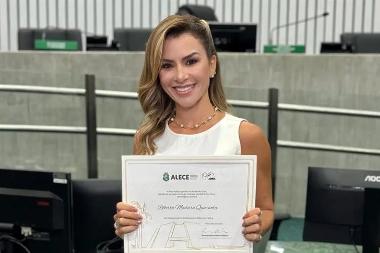 Roberta Quaranta recebe homenagem da Alece em solenidade pelo dia do Defensor Público