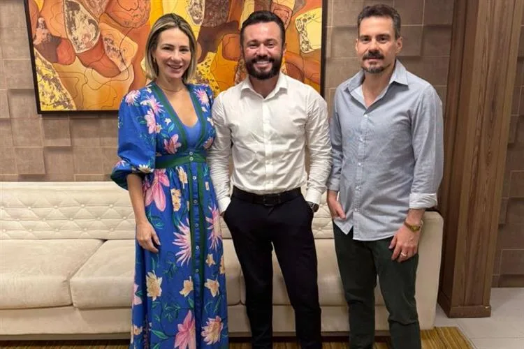 Carlos Mororó é recebido por Miguel Dias Filho e Gaída Dias no Grupo Cidade