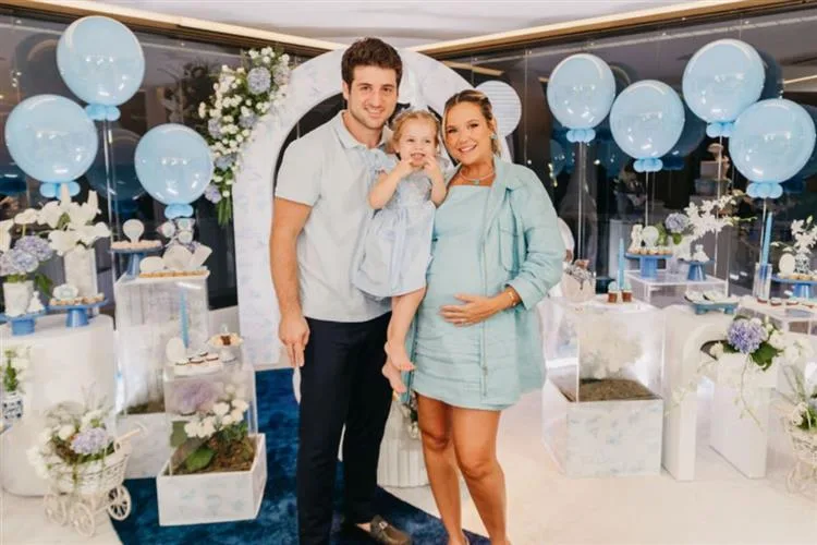 Fernanda Levy realiza o chá de fraldas do filho Omar em animada tarde com arte