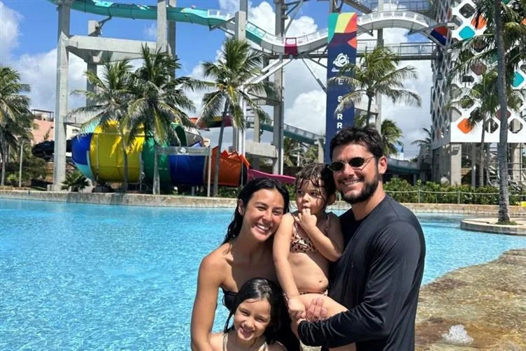 Celebridades se divertem no Beach Park e conhecem o Surreal