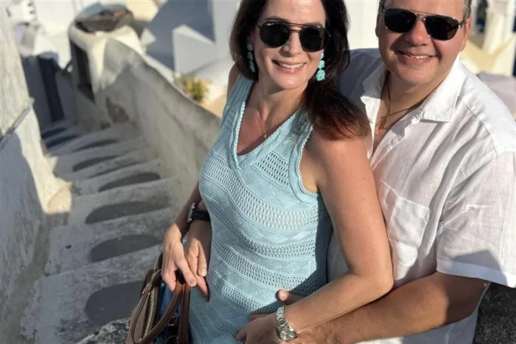 Grécia serve de cenário para renovação do romance de Thais e Tarso Ary