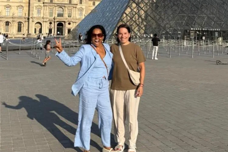 Após dias em Saint-Tropez, Gil Santos e Denise Bezerra seguiram para Paris