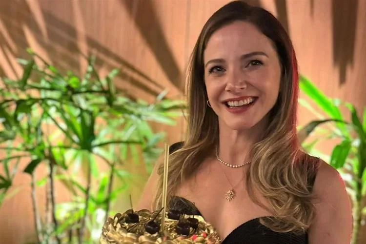 Vanessa Maia celebra nova primavera em sessão sopro de velinhas