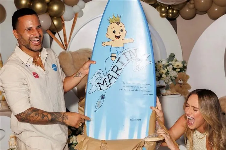 Sofia Larocca e o surfista Italo Ferreira descobrem que vem aí o Martin para seu primeiro filho