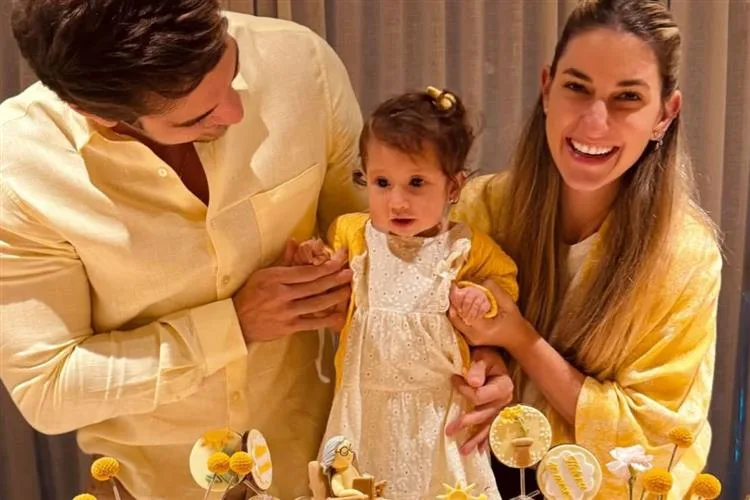 Bruna e Ravi Macedo festejam o 10° mesversário da filha Helena