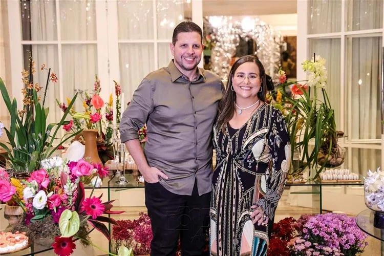 Mayara Silva brinda a nova idade em noite de fé e encanto