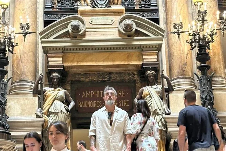 Marcos Mion dando close na Ópera Garnier, em Paris
