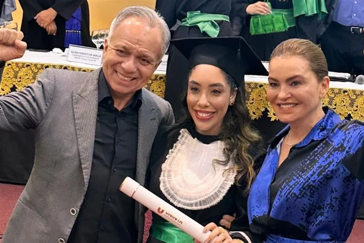 Lúcia Praciano e Tadeu Costa celebram a colação de grau da filha Marine em Medicina
