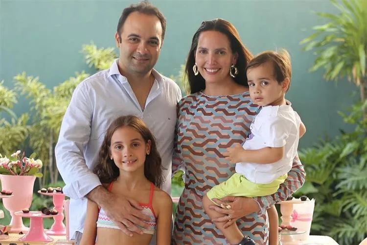 Mariana Queiroz e Felipe Gurgel comemoram o aniversário da filha Fernanda em animada pool party