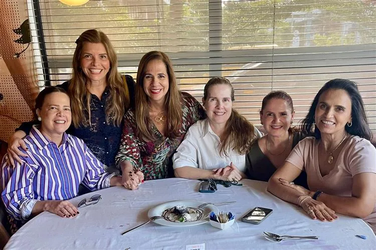 Vaneska Bezerra é surpreendida pelas amigas em special b-day
