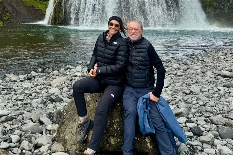 Rebecca e Cândido Albuquerque brindam 30 anos de amor e união em viagem pela Islândia