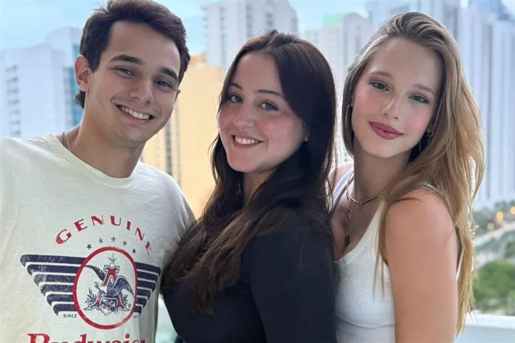 Valentina Porto ganha sessão "sopro de surpresa" durante viagem com amigos