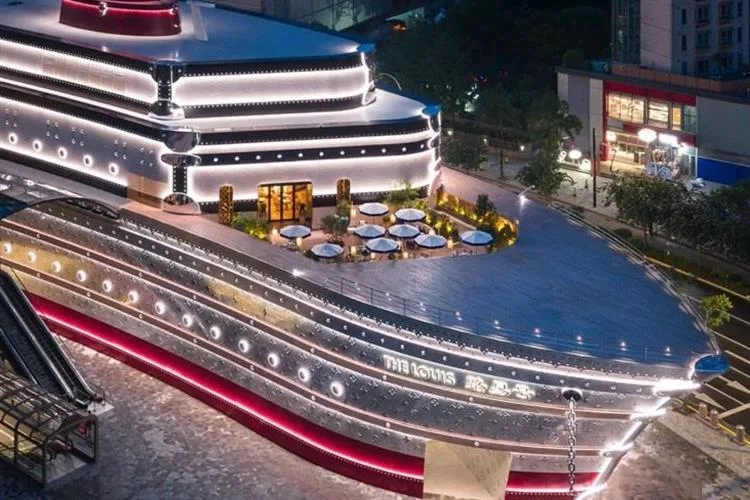 No coração de Xangai, Louis Vuitton revela - "The Louis" - uma experiência flutuante de luxo
