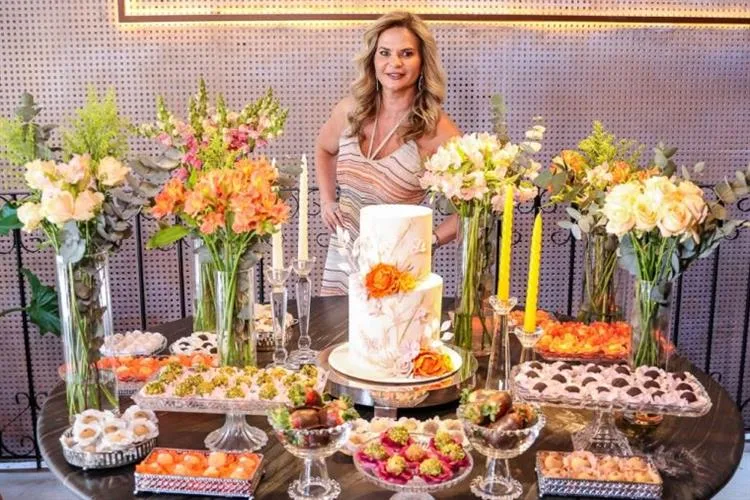 Ladeada pelas amigas, Germana Wanderley celebra a troca de idade