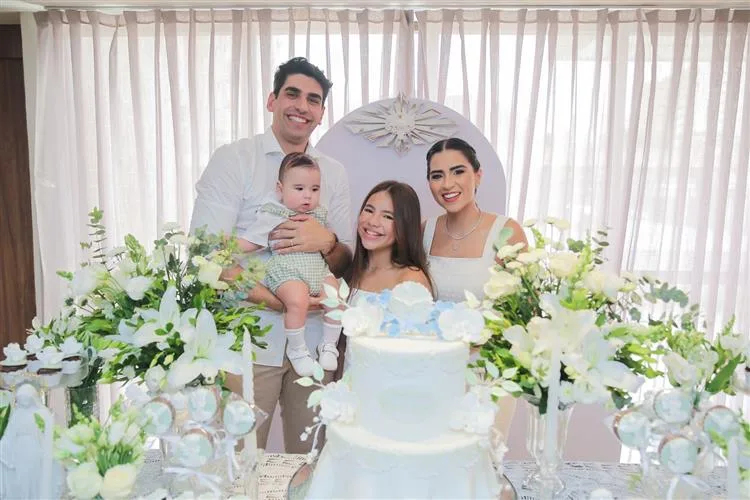 Tatiana e George Dantas levam o filho José Miguel à pia batismal