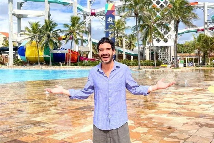 Após sucesso em novela, Caio Blat aproveita dias de descanso no Beach Park