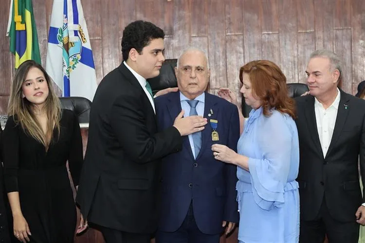 Câmara de Fortaleza entrega Medalha Edson Queiroz ao prefeito de Maracanaú, Roberto Pessoa