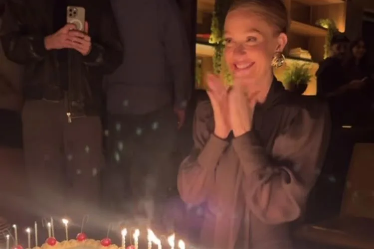 Com bolo gigante e poucos convidados, Marina Ruy Barbosa comemora chegada aos 30 anos