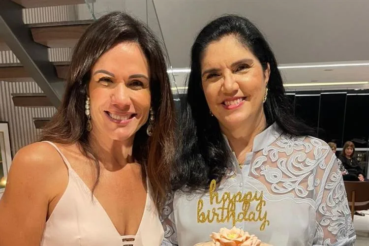 Natasha Martins recebe o carinho do grupo de amigas ao trocar de idade