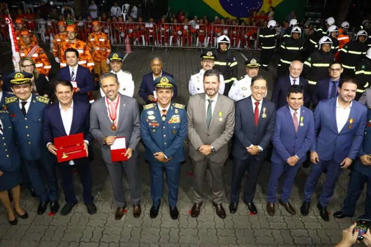 Governador Elmano de Freitas homenageia profissionais do Corpo de Bombeiros do Ceará