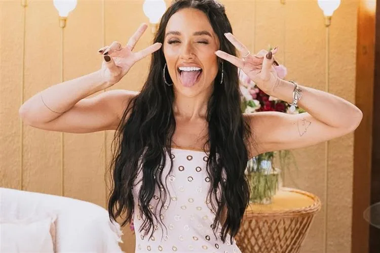 Eva Pacheco chega aos 32 anos e celebra com pagode, forró e feijoada