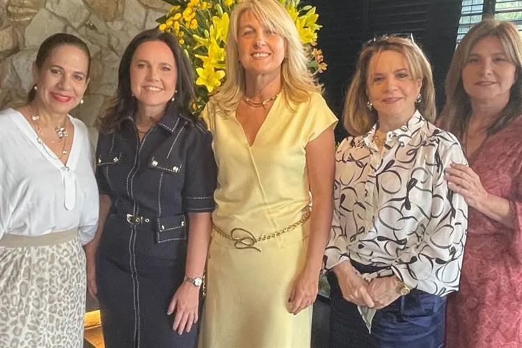Gyna Machado celebra aniversário ladeada pelo carinho das amigas