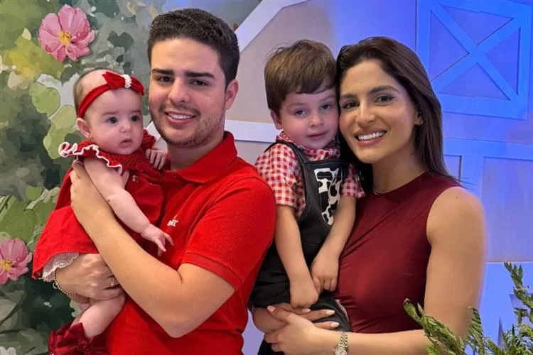 Dara e Eduardo Leitão cantam os parabéns do filho Bryan