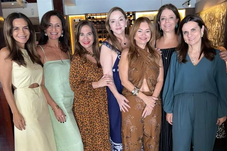 Ana Cristina Camelo recebe o carinho das amigas ao celebrar a nova primavera