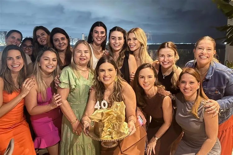 Ticiana Ximenes comemora b-day com parabéns antecipado