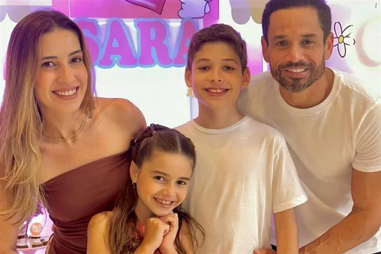 Liana e Rafael Sá comemoram os nove anos da filha Sara com festa temática da Hello Kitty