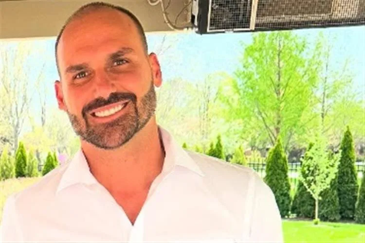 Deputado pede prisão de Eduardo Bolsonaro