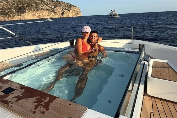 Georgina Rodríguez mostra momento de descontração com Cristiano Ronaldo em iate de luxo
