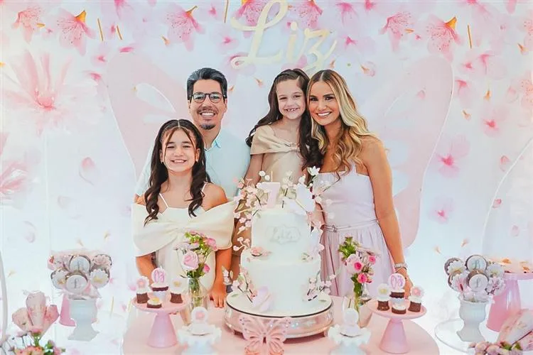 Aline e Andrei Aguiar festejam os sete anos da filha Liz reunindo gerações