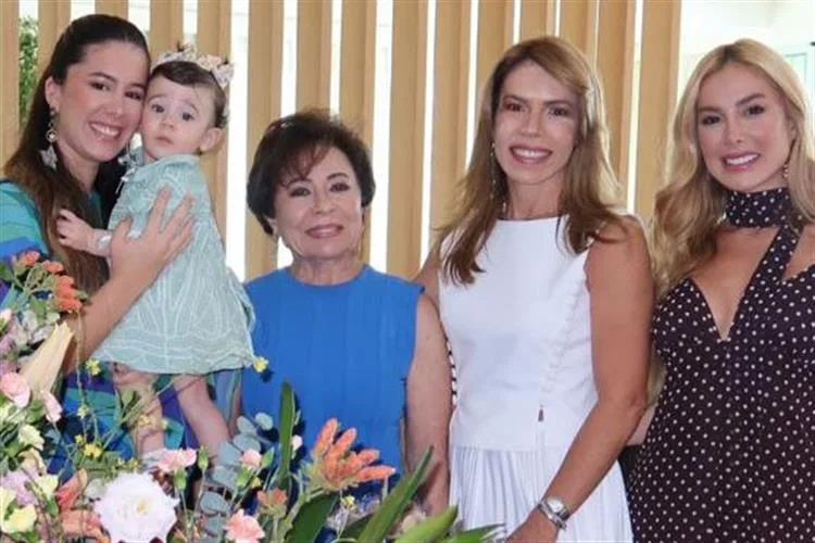 Lara Mattos antecipa comemoração dos 30 anos em festa familiar
