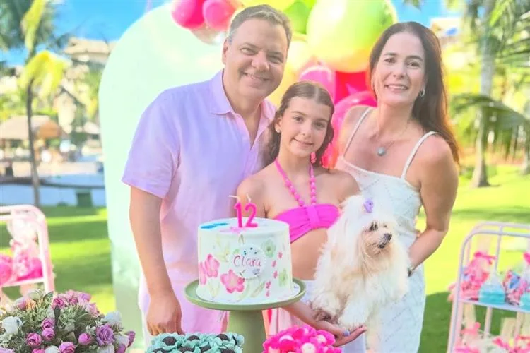 Thais e Tarso Ary festejam os 12 anos da filha Clara