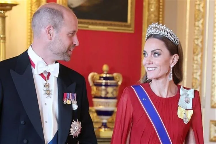 Com look arrebatador, Kate Middleton atrai todos os olhares ao lado do príncipe William